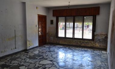 Casa-San Justo-Isidro Casanova-3ambientes-cochera-patio-oportunidad-permuta-financiación,lote propio