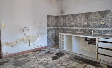 Casa-San Justo-Isidro Casanova-3ambientes-cochera-patio-oportunidad-permuta-financiación,lote propio