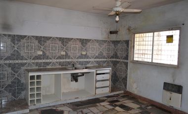 Casa-San Justo-Isidro Casanova-3ambientes-cochera-patio-oportunidad-permuta-financiación,lote propio