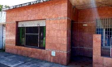 Casa-San Justo-Isidro Casanova-3ambientes-cochera-patio-oportunidad-permuta-financiación,lote propio