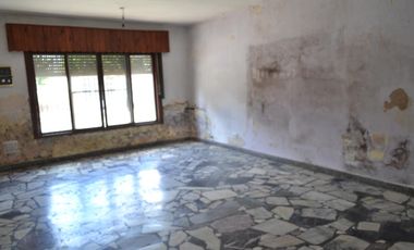 Casa-San Justo-Isidro Casanova-3ambientes-cochera-patio-oportunidad-permuta-financiación,lote propio