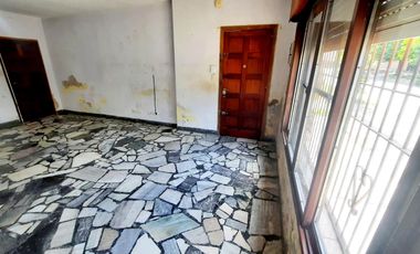 Casa-San Justo-Isidro Casanova-3ambientes-cochera-patio-oportunidad-permuta-financiación,lote propio