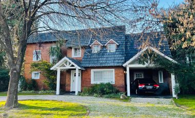 Casa en venta - 4 Dormitorios 4 Baños - Cocheras - 1.007Mts2 - Benavidez