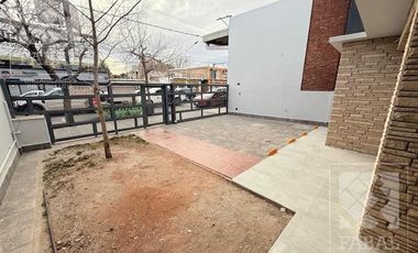 Local con oficinas alquiler centro bajo, 233 m2 con 8 privados, 3 baños, jardín y 2 cocheras