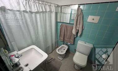 Oficina o local alquiler centro bajo, 233 m2 con 10 privados, 3 baños, jardín y 2 cocheras