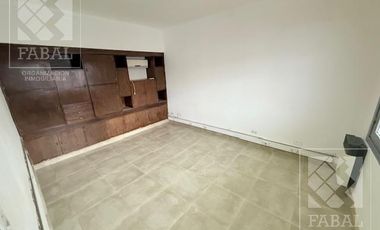 Local con oficinas alquiler centro bajo, 233 m2 con 8 privados, 3 baños, jardín y 2 cocheras