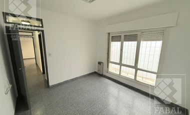 Local con oficinas alquiler centro bajo, 233 m2 con 8 privados, 3 baños, jardín y 2 cocheras