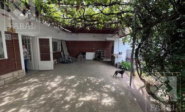 Oficina o local alquiler centro bajo, 233 m2 con 10 privados, 3 baños, jardín y 2 cocheras
