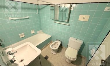 Local con oficinas alquiler centro bajo, 233 m2 con 8 privados, 3 baños, jardín y 2 cocheras