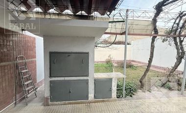Local con oficinas alquiler centro bajo, 233 m2 con 8 privados, 3 baños, jardín y 2 cocheras