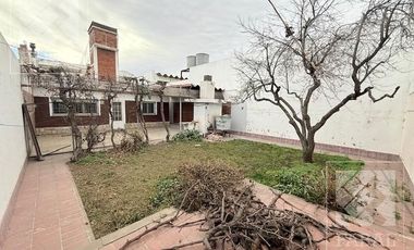 Local con oficinas alquiler centro bajo, 233 m2 con 8 privados, 3 baños, jardín y 2 cocheras