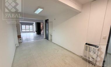 Local con oficinas alquiler centro bajo, 233 m2 con 8 privados, 3 baños, jardín y 2 cocheras