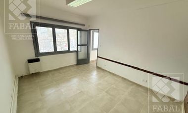 Local con oficinas alquiler centro bajo, 233 m2 con 8 privados, 3 baños, jardín y 2 cocheras