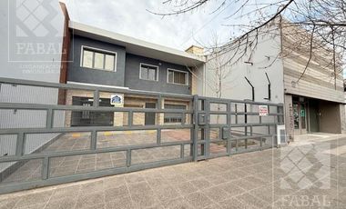 Local con oficinas alquiler centro bajo, 233 m2 con 8 privados, 3 baños, jardín y 2 cocheras
