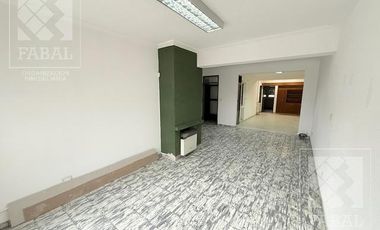 Local con oficinas alquiler centro bajo, 233 m2 con 8 privados, 3 baños, jardín y 2 cocheras