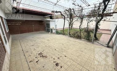 Local con oficinas alquiler centro bajo, 233 m2 con 8 privados, 3 baños, jardín y 2 cocheras