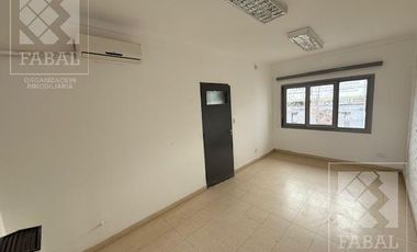Local con oficinas alquiler centro bajo, 233 m2 con 8 privados, 3 baños, jardín y 2 cocheras