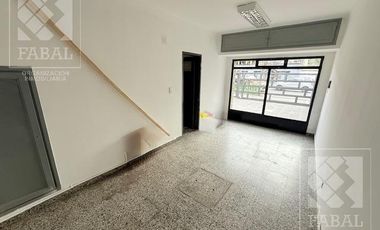 Local con oficinas alquiler centro bajo, 233 m2 con 8 privados, 3 baños, jardín y 2 cocheras