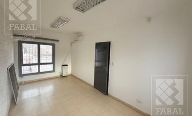Local con oficinas alquiler centro bajo, 233 m2 con 8 privados, 3 baños, jardín y 2 cocheras