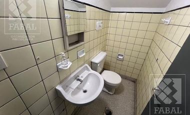 Oficina o local alquiler centro bajo, 233 m2 con 10 privados, 3 baños, jardín y 2 cocheras