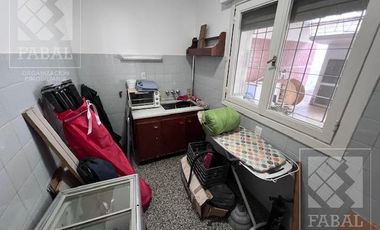 Oficina o local alquiler centro bajo, 233 m2 con 10 privados, 3 baños, jardín y 2 cocheras