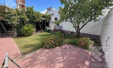 Oficina o local alquiler centro bajo, 233 m2 con 10 privados, 3 baños, jardín y 2 cocheras