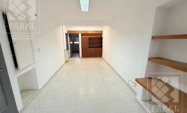 Local con oficinas alquiler centro bajo, 233 m2 con 8 privados, 3 baños, jardín y 2 cocheras