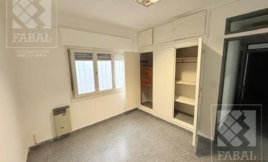 Local con oficinas alquiler centro bajo, 233 m2 con 8 privados, 3 baños, jardín y 2 cocheras