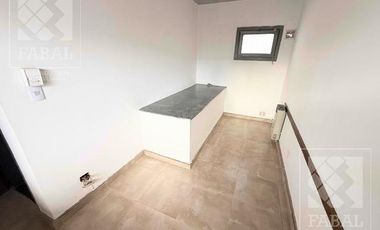 Local con oficinas alquiler centro bajo, 233 m2 con 8 privados, 3 baños, jardín y 2 cocheras
