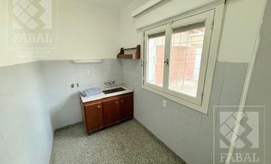 Local con oficinas alquiler centro bajo, 233 m2 con 8 privados, 3 baños, jardín y 2 cocheras