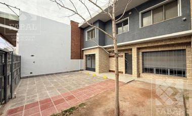 Local con oficinas alquiler centro bajo, 233 m2 con 8 privados, 3 baños, jardín y 2 cocheras