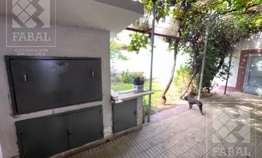 Oficina o local alquiler centro bajo, 233 m2 con 10 privados, 3 baños, jardín y 2 cocheras