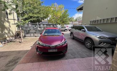 Oficina o local alquiler centro bajo, 233 m2 con 10 privados, 3 baños, jardín y 2 cocheras