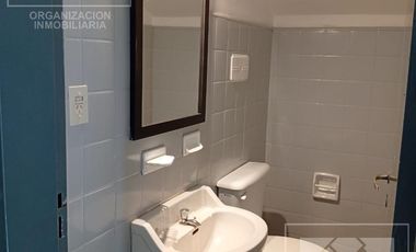 Local con oficinas alquiler centro bajo, 233 m2 con 8 privados, 3 baños, jardín y 2 cocheras