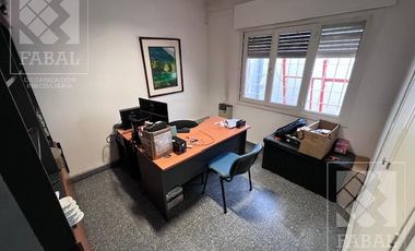 Oficina o local alquiler centro bajo, 233 m2 con 10 privados, 3 baños, jardín y 2 cocheras