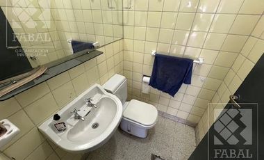 Oficina o local alquiler centro bajo, 233 m2 con 10 privados, 3 baños, jardín y 2 cocheras