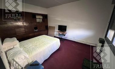 Oficina o local alquiler centro bajo, 233 m2 con 10 privados, 3 baños, jardín y 2 cocheras