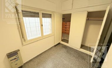 Local con oficinas alquiler centro bajo, 233 m2 con 8 privados, 3 baños, jardín y 2 cocheras