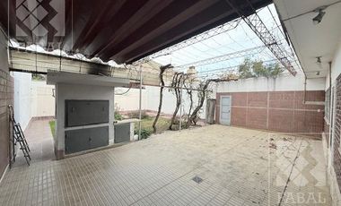 Local con oficinas alquiler centro bajo, 233 m2 con 8 privados, 3 baños, jardín y 2 cocheras