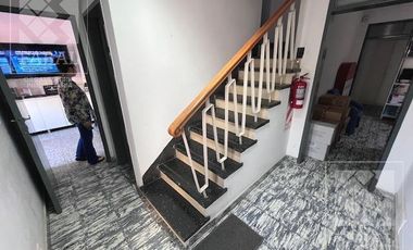 Oficina o local alquiler centro bajo, 233 m2 con 10 privados, 3 baños, jardín y 2 cocheras
