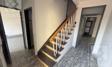 Local con oficinas alquiler centro bajo, 233 m2 con 8 privados, 3 baños, jardín y 2 cocheras
