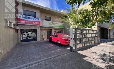 Oficina o local alquiler centro bajo, 233 m2 con 10 privados, 3 baños, jardín y 2 cocheras