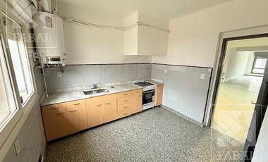 Local con oficinas alquiler centro bajo, 233 m2 con 8 privados, 3 baños, jardín y 2 cocheras