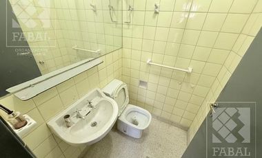 Local con oficinas alquiler centro bajo, 233 m2 con 8 privados, 3 baños, jardín y 2 cocheras