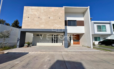 CASA EN VENTA EN BOSQUE CEDROS, ARBOLADA BOSQUES DE SANTA ANITA, TLAJOMULCO