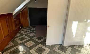 Se vende casa de 3 pisos en Plan de Viña sector los Orientes, excelente ubicación.-