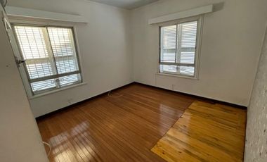 Se vende casa de 3 pisos en Plan de Viña sector los Orientes, excelente ubicación.-