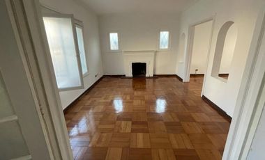 Se vende casa de 3 pisos en Plan de Viña sector los Orientes, excelente ubicación.-