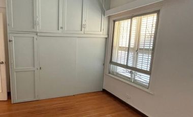 Se vende casa de 3 pisos en Plan de Viña sector los Orientes, excelente ubicación.-