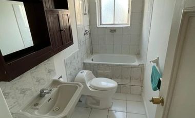 Se vende casa de 3 pisos en Plan de Viña sector los Orientes, excelente ubicación.-